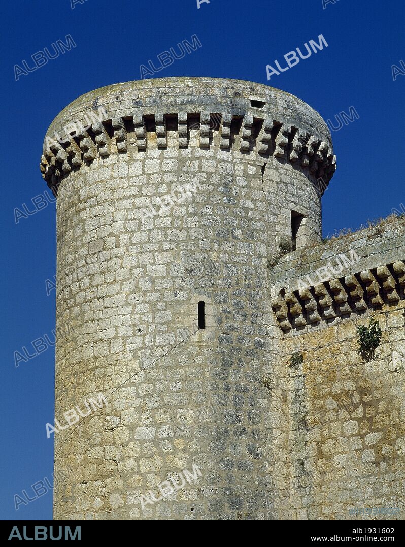 ARTE GOTICO. ESPAÑA. CASTILLO DE LOS ALMIRANTES o DE LOS COMUNEROS. Construido en el siglo XV por la familia Enríquez con planta cuadrada. Detalle de uno de los TORREONES CILINDRICOS de las esquinas. TORRELOBATON. Provincia de Valladolid. Castilla-León.