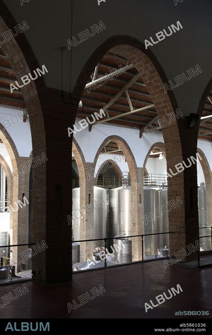 Alella; Celler / Bodega modernista / Cooperativa Vinícola (interior) (arquitecto Jeroni Martorell) (D.O. Alella).