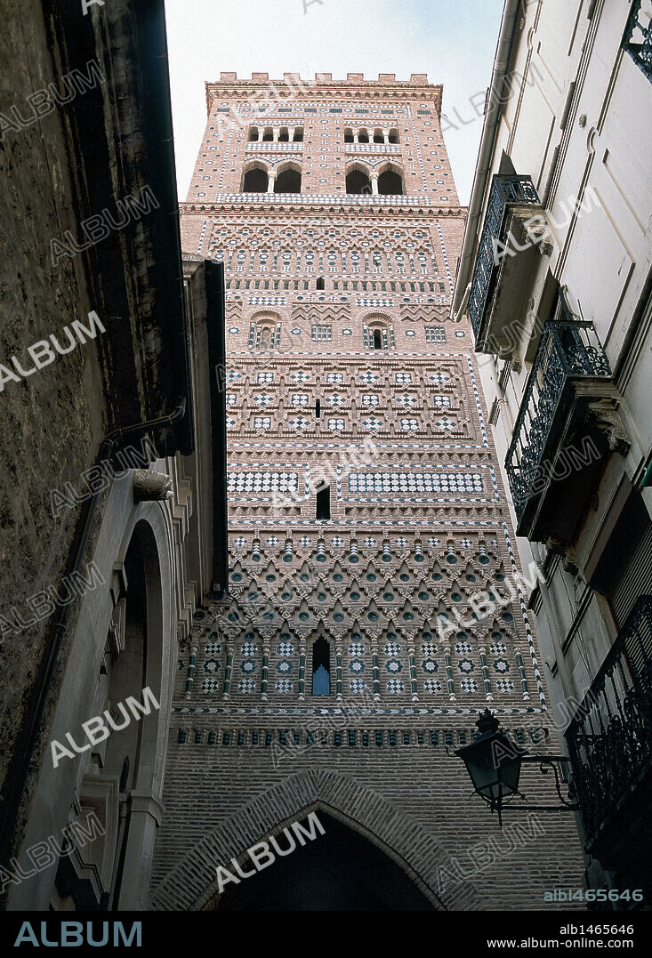 ARTE MUDEJAR. ESPAÑA. TORRE DEL SALVADOR. Vista de la torre-puerta construida en el s. XIV, decorada con azulejos. TERUEL. Aragón.