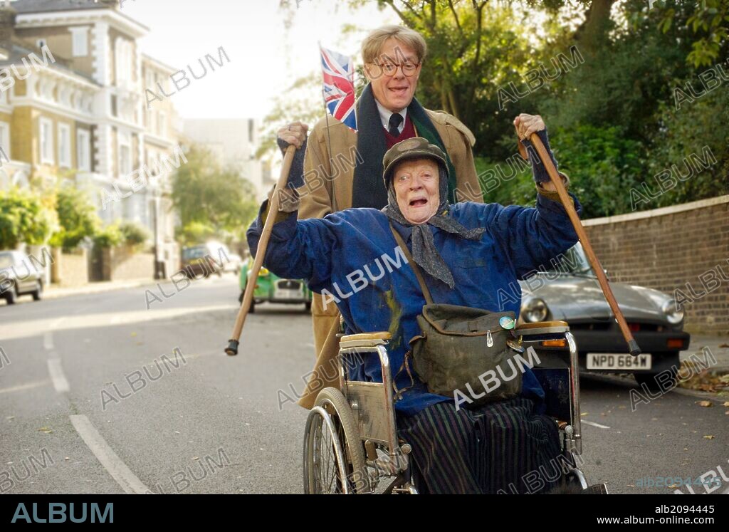 Dame Maggie Smith y ALEX JENNINGS. ALEX JENNINGS y MAGGIE SMITH en THE LADY IN THE VAN, 2015, dirigida por NICHOLAS HYTNER. Copyright BBC FILMS.