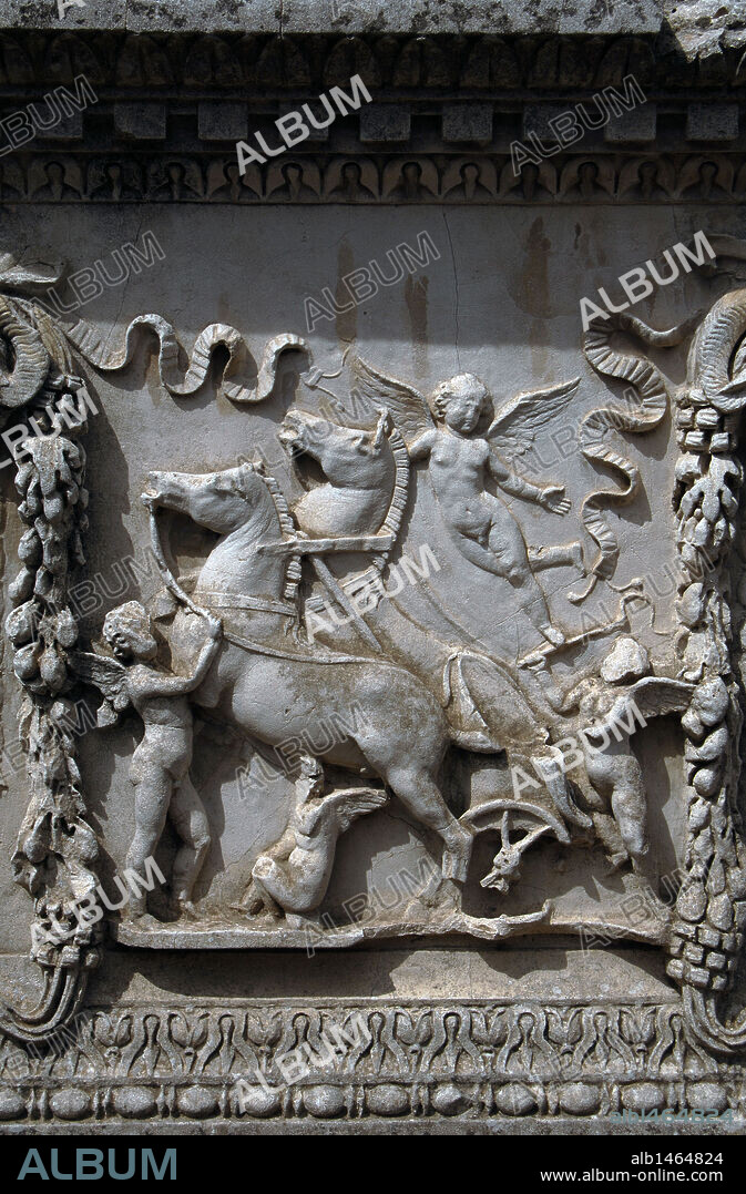 ARTE ROMANO. ITALIA. OSTIA ANTICA. Ciudad romana en la costa del Mar Tirreno, en el antiguo Latium. Puerto comercial de la antigua Roma. Detalle de un RELIEVE del SACELLUM DEL ARA DE ROMULO Y REMO. Cercanías de Roma. Lazio.