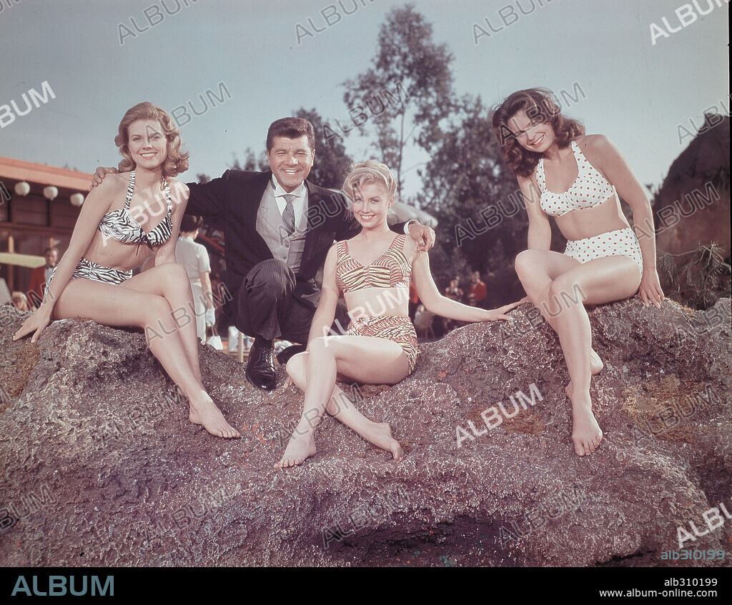 DARLENE TOMKINS, DICK SHAWN, LINDA HUTCHINGS and NINA SHIPMAN in WAKE ME WHEN IT'S OVER, 1960, directed by MERVYN LEROY. Copyright MERVYN LEROY PRODUCTIONS INC.