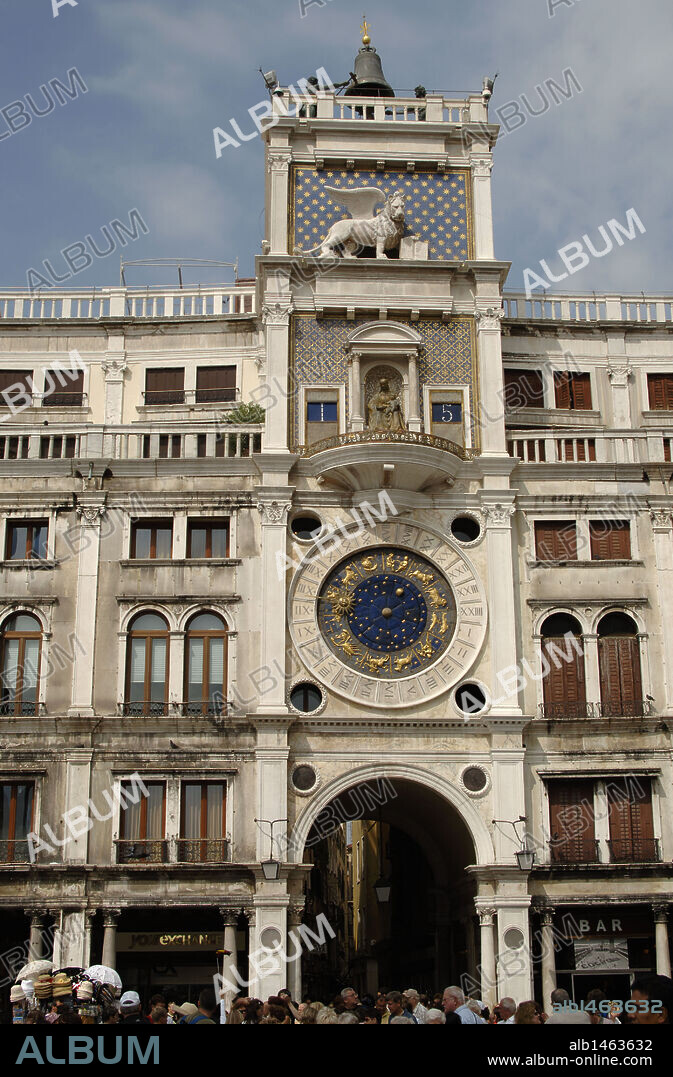 ITALIA. VENECIA. Vista de la TORRE DEL RELOJ con el reloj astronómico en la parte central. Plaza San Marco.