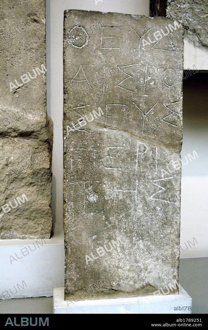 EPITAFIO EN GRIEGO escrito en una estela de piedra caliza. "THEUDAISIOS DE EUESPERIDES". Realizada en Chipre hacia el s. IV a. C. Procede de Amathus. Museo Británico. Londres. Inglaterra. Reino Unido.