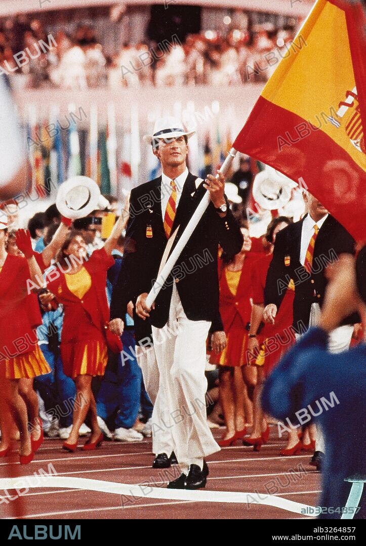 JUEGOS OLIMPICOS DE BARCELONA 1992. El Príncipe Felipe de Borbón, abanderado del equipo olímpico español, desfilando en la ceremonia inaugural de los Juegos el 25 de julio de 1992, en el Estadio Olímpico. Fundació Barcelona Olímpica. Barcelona. Cataluña.