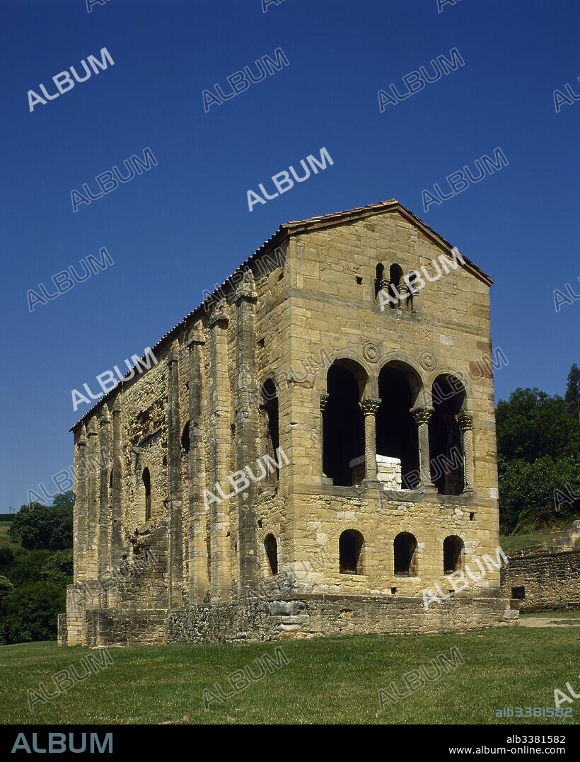 Iglesia de Santa María del Naranco. Antiguo palacio del rey Ramiro I (791-850) ampliado en el siglo XIII y convertido en iglesia. De planta rectangular con dos pisos cubiertos por bóveda de cañón sobre arcos fajones. Estilo ramirense. Vista general. Oviedo. Asturias. España.