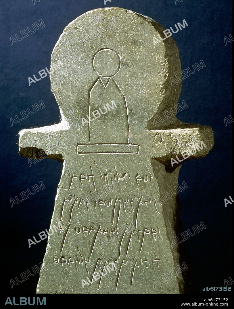 ESTELA VOTIVA - DETALLE SUPERIOR - OBJETO DE CULTO FENICIO SIGLO IV AC - SIGNO DE LA DIOSA TANIT - PIEDRA CALIZA.