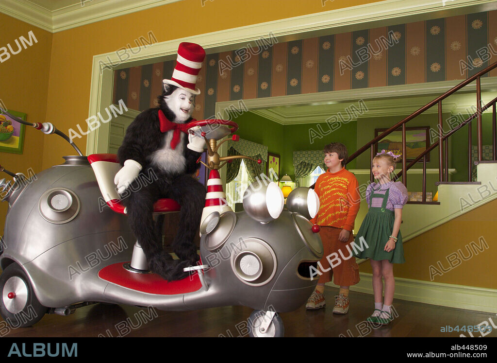 DAKOTA FANNING, MIKE MYERS and SPENCER BRESLIN in DR. SEUSS' THE CAT IN THE HAT, 2003, directed by BO WELCH. Copyright UNIVERSAL STUDIOS/DREAMWORKS / GORDON, MELINDA SUE.