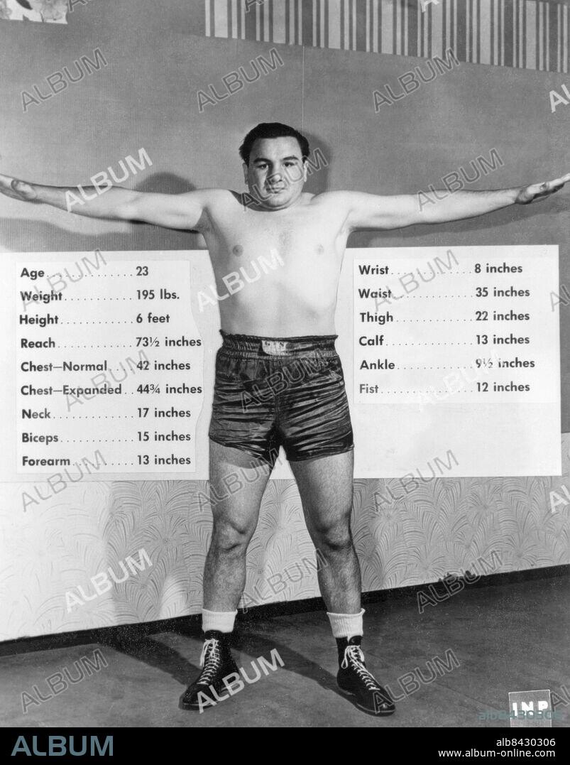Orig. bildtext... IN THIS CORNER - THE CHALLENGER!. New York. The man with the big wingspread above is Tami Mauriello, the Bronx Bombardier, who will meet Champion Joe Louis for the heavyweight title of the world on the evening of september 18 in New York. Tamiós vital statistics show that, physically champion and challenger are well matched except in three items. These are age, Louis being 32, weight, Louis weighing 207 pounds, height, Louis at 6 feet, 2 inches, having a two-inch edge. The rest of the measurements might pass for those of Louis. Tami has the fighting heart, too, which is frequently better than that extra 20 pounds. Orig. bildtext... UTMANAREN MAURIELLO. Gentlemannen med den imponerande vingbredden här ovan känns igen som Tami Mauriello som utmanat Joe Louis till tungviktsfighten i New York den 18 september. Enstöddig 23-åring, vägande nära 100 kg! Louis är 32 år och 10 kg. tyngre. Anm. Jämförelser CD84 persons: TAMI MAURIELLO sites: NEW YORK ;USA.