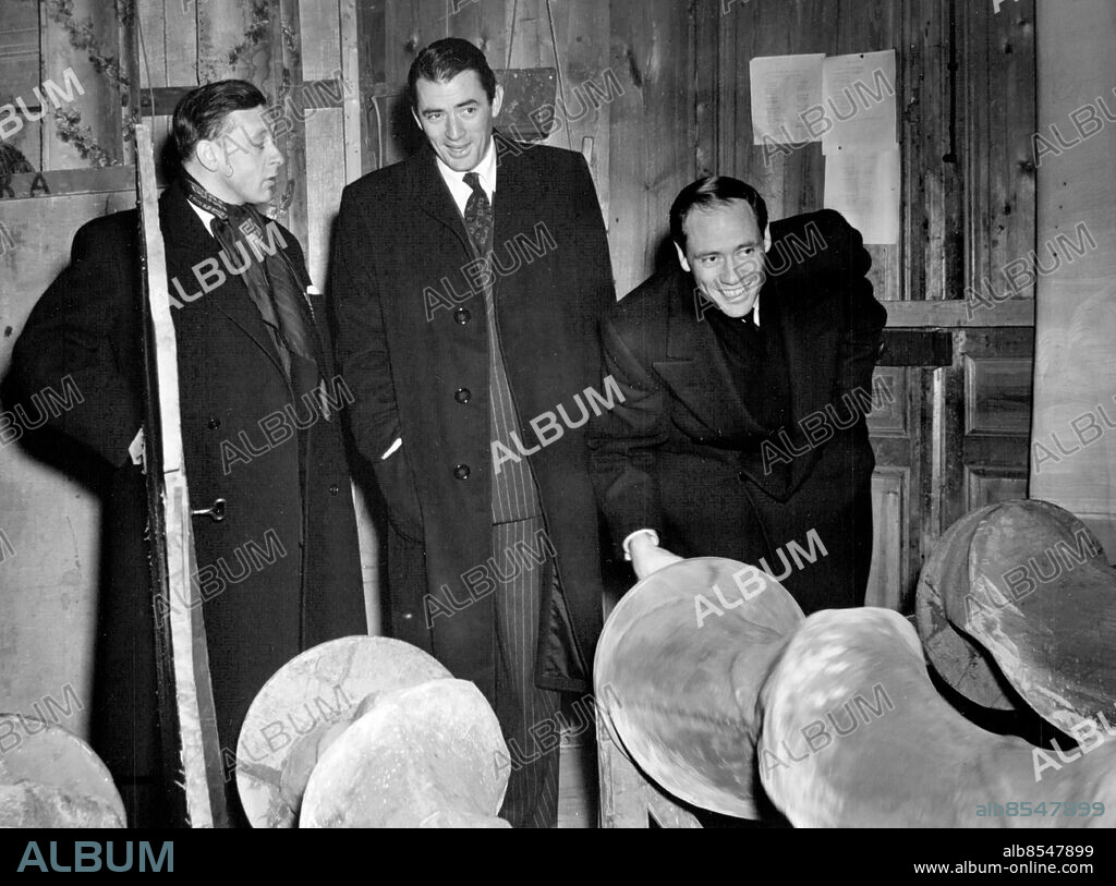Stockholm 1953-01-17. Skådespelarna Gregory Peck och Mel Ferrer besöker Drottningholms slottsteater tillsammans med Dr. Gustaf Hilleström (tv) . Foto: SvD / TT / kod 12014.