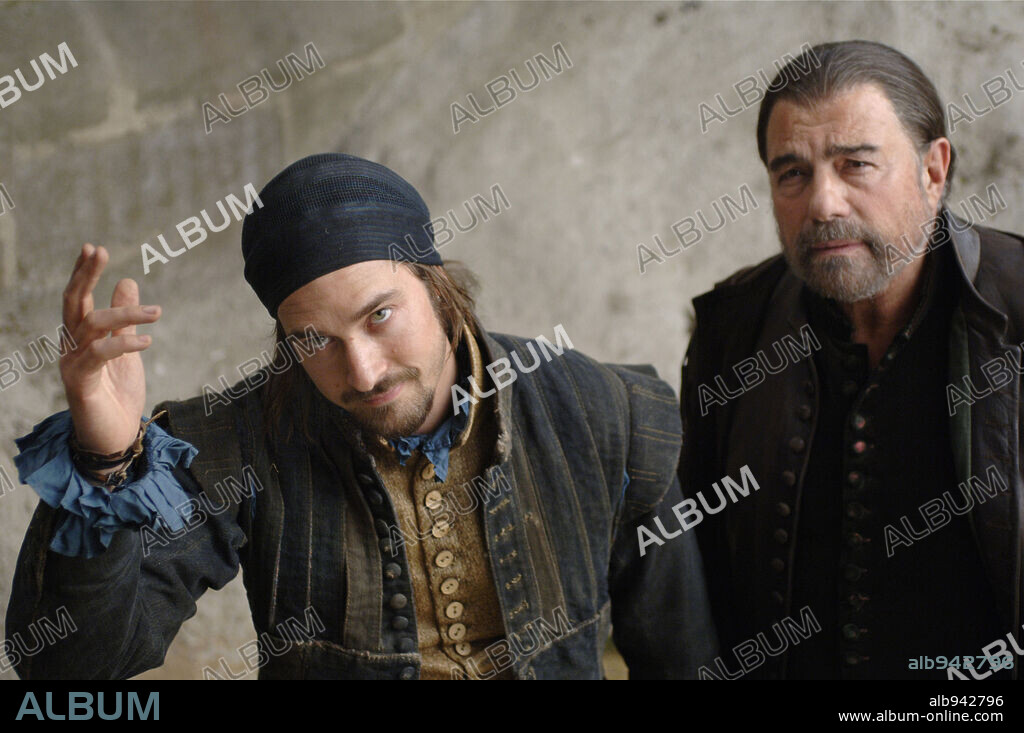 JUAN LUIS GALIARDO y WILL KEMP en MIGUEL Y WILLIAM, 2007, dirigida por INES PARIS. Copyright FUTURE FILMS LTD./MIGUEL Y WILLIAM PRODUCCIONES/WARNER BROS.