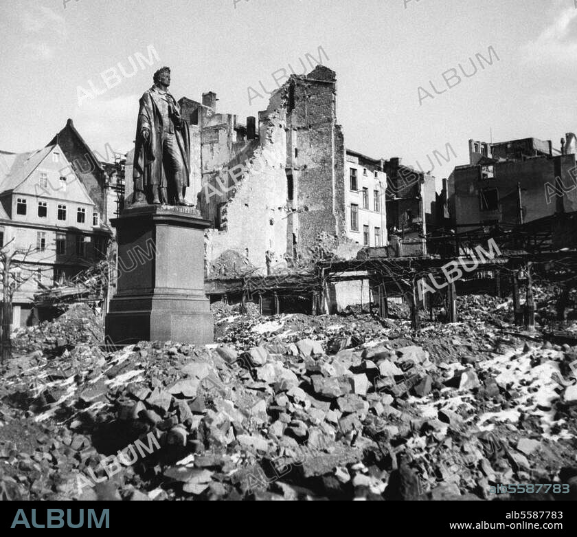 Schiller, Friedrich von; Dichter; Marbach 10.11.1759 - Weimar 9.5.1805. - Schillerdenkmal auf dem kriegszerstörten Schillerplatz (?) in Frankfurt am Main. (Skulptur, 1864, von Johannes Christian Dielmann, 1819-1886). Foto, Februar 1946.