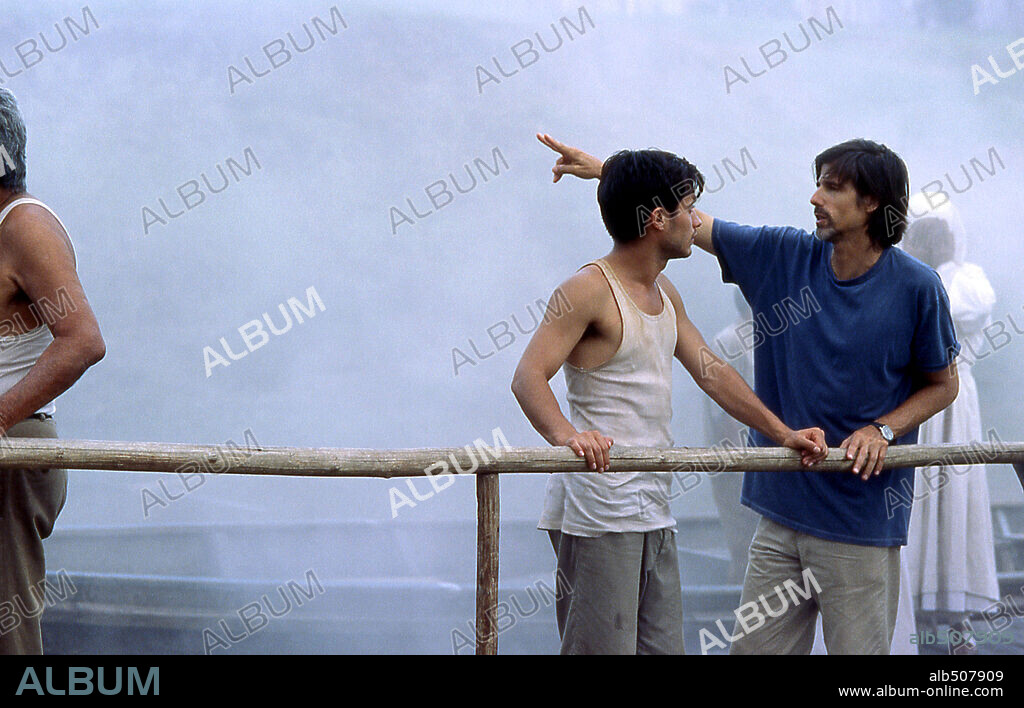 GAEL GARCIA BERNAL and WALTER SALLES in THE MOTORCYCLE DIARIES, 2004 (DIARIOS DE MOTOCICLETA), directed by WALTER SALLES. Copyright FOCUS FEATURES.