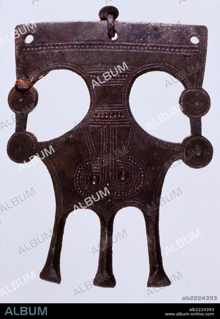 MUSEO ARQUEOLOGICO NACIONAL. Broche de cinturón de tipo Céltico .Se halló durante las excavaciones del Marqués de Cerralbo, en la necrópolis celtibérica de Los Arroyuelos, Hijes (Guadalajara).