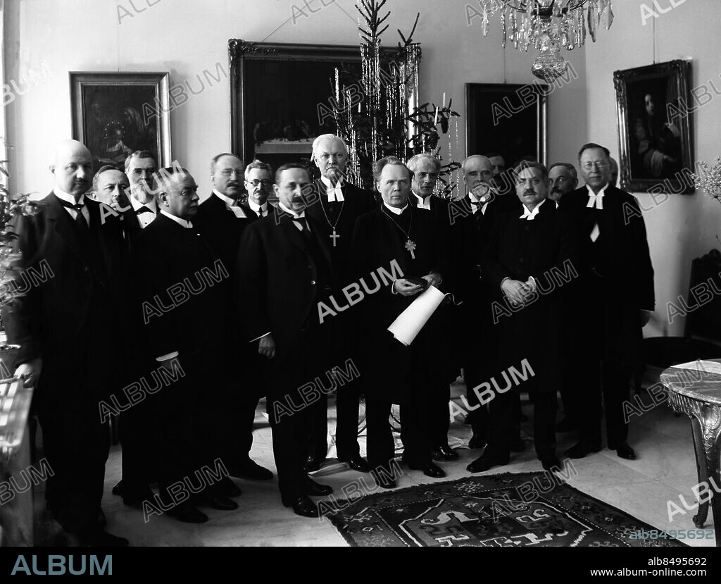 ARKIV 1930. Nathan Söderblom (1866-1931) ärkebiskop 1914, fredspristagare 1930. Här ses han tillsammans med en grupp pastorer i Biskopsgården i Uppsala.. Nathan Söderblom, swedish arche bishop and peace Prize winner 1930. Picture shows him together with a group of priests.. Foto: TT Historical/1900. Scanpix Sweden.