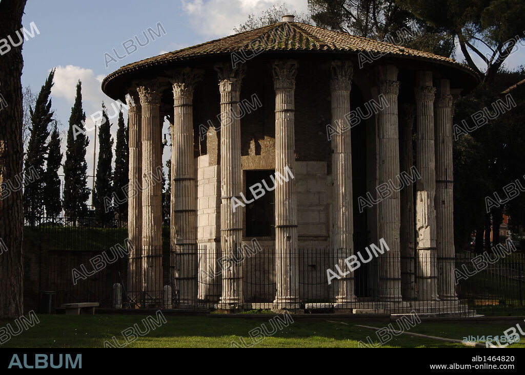 ARTE ROMANO. EPOCA REPUBLICANA. ITALIA. TEMPLO DE HERCULES VICTOR o HERCULES OLIVARIO (Ercole Vincitore). Templo redondo peristílico fechado en el 120 a. C. Antiguo Foro Boario. Piazza della Bocca della Verità. (El AVentino). Roma.