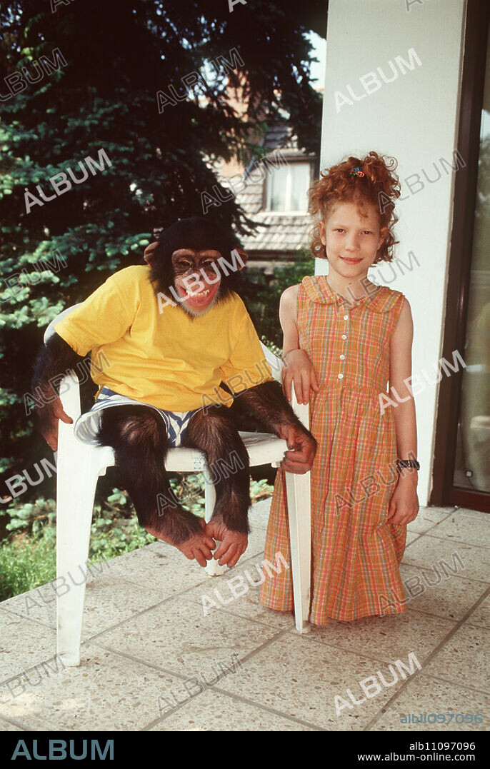 Our Charly / Episode: Charly as a hero / CHARLY observes a hit-and-run car accident. He skillfully manages to open his cage... / FRIEDERIKE MÖLLER (Sandra Martin) / Headline: OUR CHARLY / D 1996.