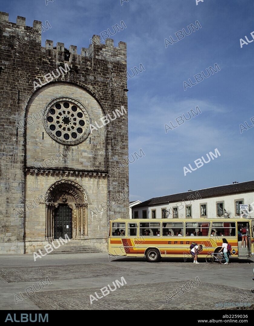 LUGO. PORTOMARIN. IGLESIA DE SAN JUAN , ARTE ROMANICO. AUTOBUS CON TURISTAS.