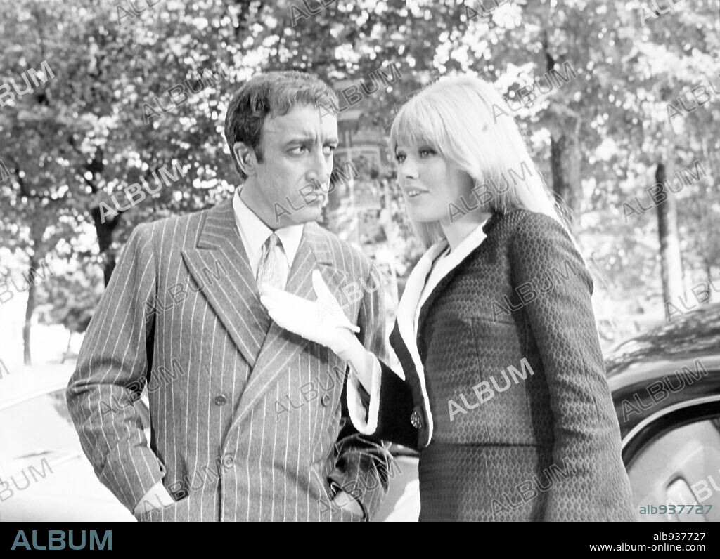 BRITT EKLAND y PETER SELLERS en EL MAGNIFICO BOBO, 1967 (THE BOBO), dirigida por ROBERT PARRISH. Copyright WARNER BROTHERS.