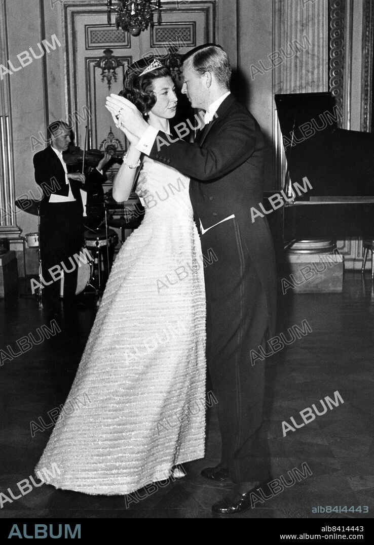 STOCKHOLM 19640604.. Prinsessan Désirée och baron Niclas Silfverschiöld på dansgolvet i Bernadottevåningen under balen som hålls dagen före bröllopet mellan de två. Foto: Olle Seijbold / DN / TT / Kod: 51. **SvD OUT**.