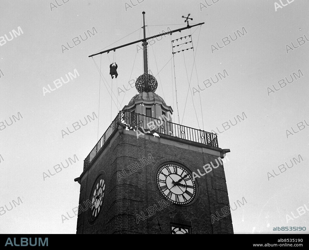 Göteborg 1943-12-30 - Troligen ser vi en tomte klättrande i linorna på taket till Sjöbefälsskolan - *** Local Caption *** GT Låda 1943 -sep-okt-nov-dec. KAMERAREPORTAGE.