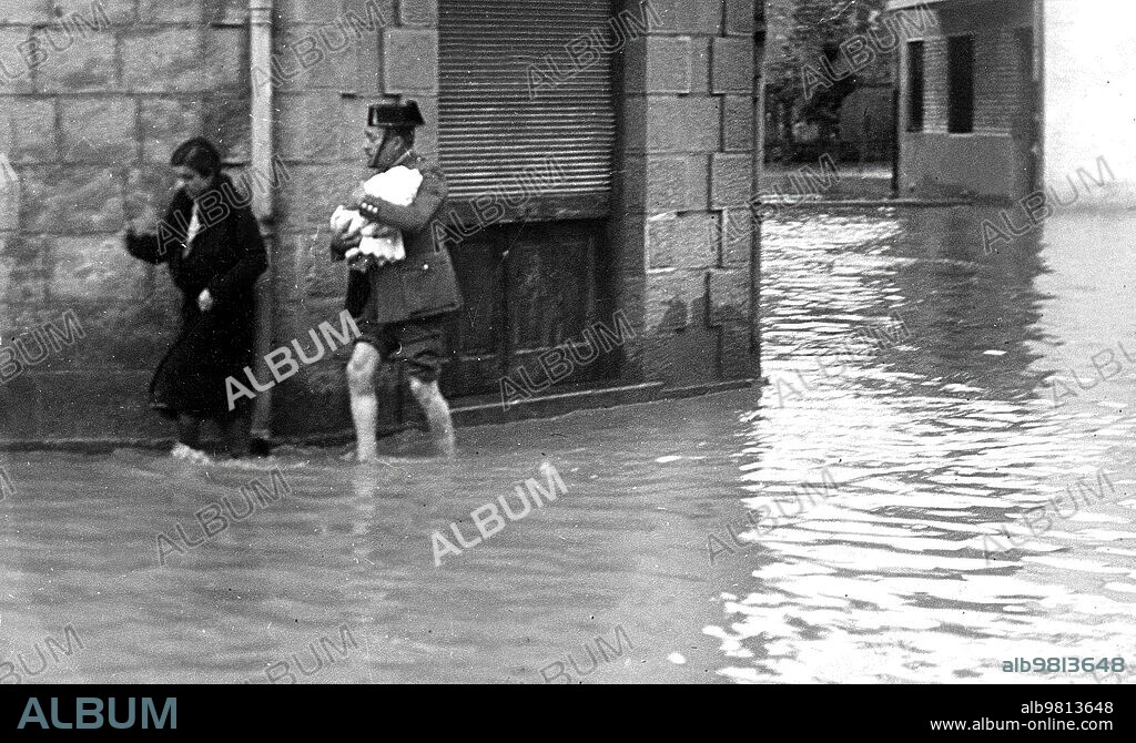 Las Arenas, Vizcaya. 11/23/1933. Humanitarian interventions by the Civil Guard due to the floods.