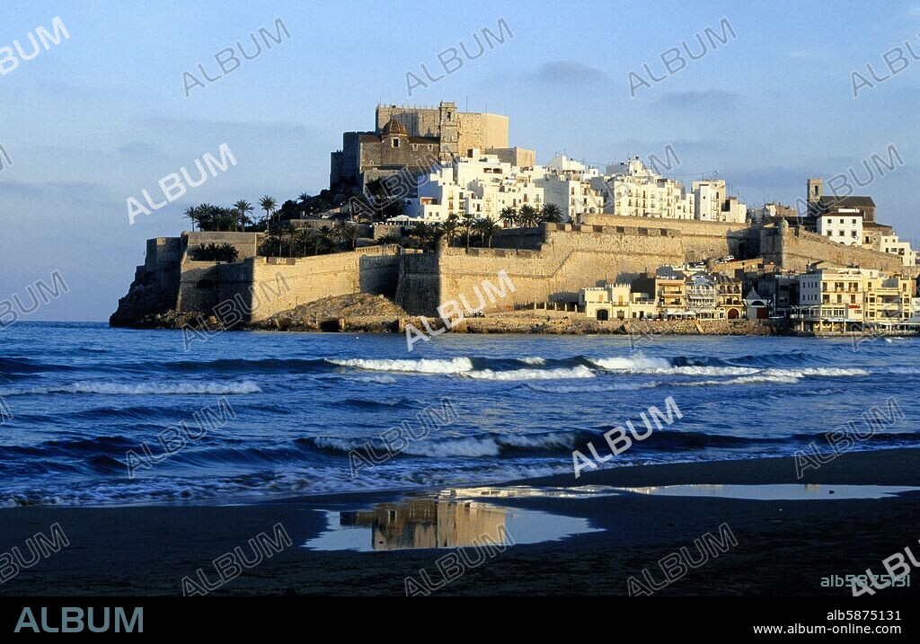 Peñíscola, playa, pueblo y Castillo del Papa Luna (Costa del Azahar).
