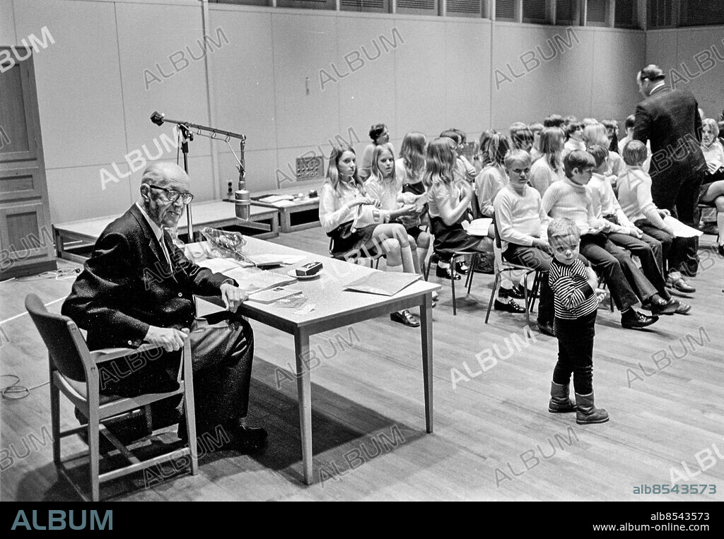 STOCKHOLM 1971-02-25.. BARNENS BREVLÅDA. Radioprogram.. Sänt under säsongen 1971.. Här ses Sven Jerring (tv), radioman, med några barn i studion.. Foto: Bertil S-son Åberg / RiR / SVT / Kod: 5600. Notis publ. i RiR 12/71 sid. 2.. RiR 20093 sv/v neg. Studiomiljö.