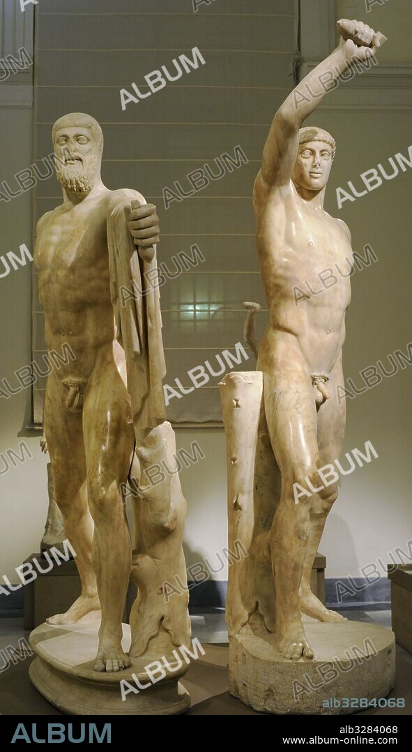 Grupo de los Tiranicidas. Grupo escultórico con la representación de Harmodio y Aristogitón, asesinos del tirano Hiparco de Atenas. Obra griega, transición entre el estilo arcaico griego y el severo. Autores: Ekritios y Nesiotes. Copia romana del siglo II d. C. Mármol. Museo Arqueológico Nacional. Nápoles. Italia.