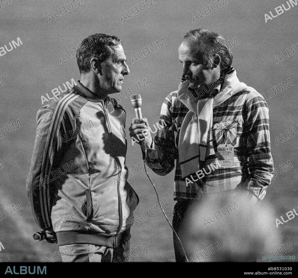 Köpenhamn 1978-08-16. Sture Hegerfors intervjuar förbundskapten Georg "Åby" Ericson efter förlustmatchen mot Danmark i Parken . Foto: Torbjörn Andersson / EXP / TT / Kod: 4 . ** AFTONBLADET OUT **.