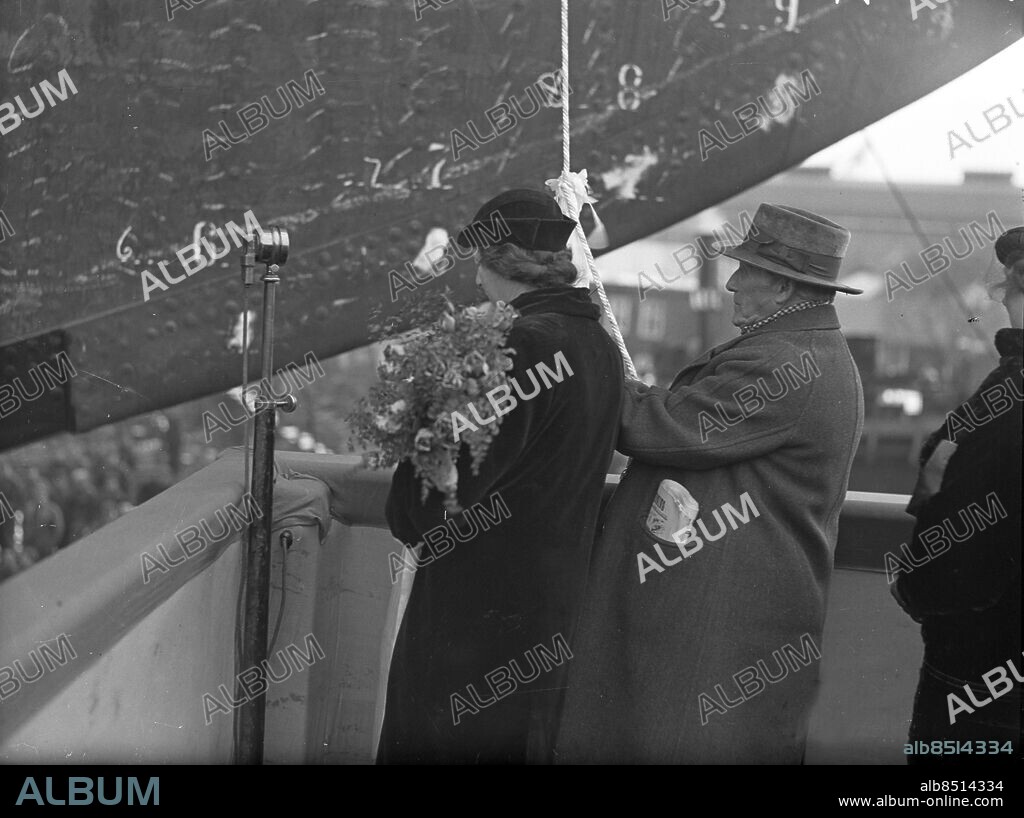 Göteborg - 1937-03-10 - Sjösättning och dop vid Götaverken - tv Hugo Hammar - dopmor är Emma Jacobsson - gift med landshövding Malte Jacobsson - *** Local Caption *** GT Låda 1937-mars-01. KAMERAREPORTAGE.