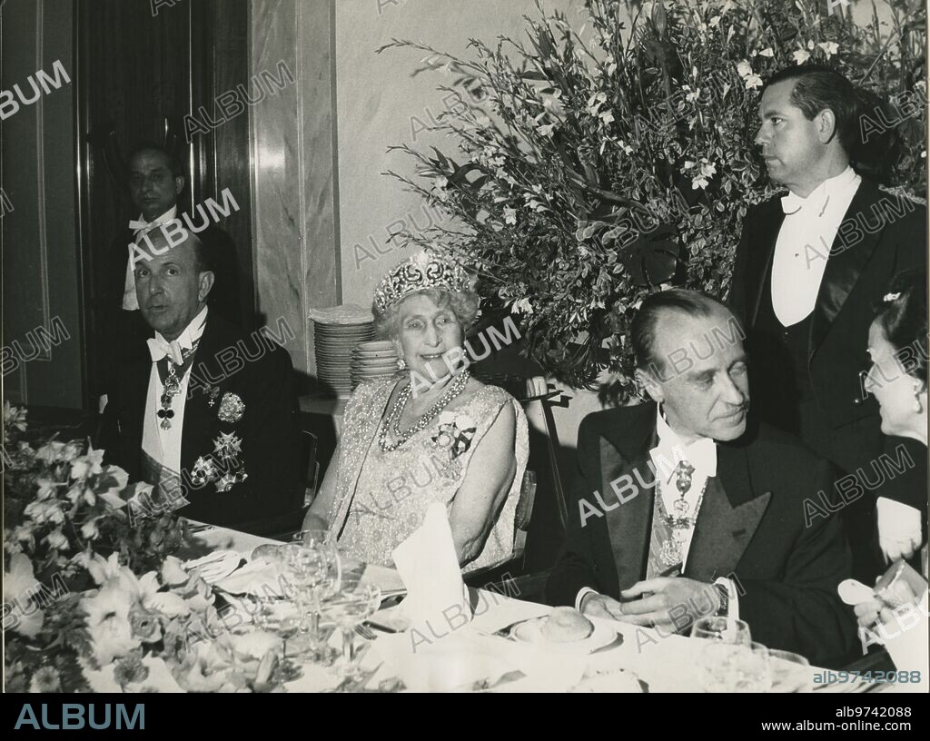4 mayo 1967. Boda de la Infanta doña Pilar. La Reina doña victoria Eugenia Asiste en el hotel Estoril sol A una cena de gala dada con motivo del enlace matrimonial de la Infanta doña Pilar de Borbón y don Luis Gómez acebo.