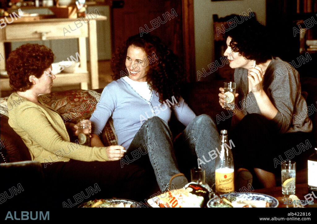 ANDIE MacDOWELL, ANNA CHANCELLOR and IMELDA STAUNTON in CRUSH, 2001, directed by JOHN MCKAY. Copyright PIPEDREAM PICTURES/FILM FOUR FILM COUNCIL/INDUSTRY ENTERTAIN.