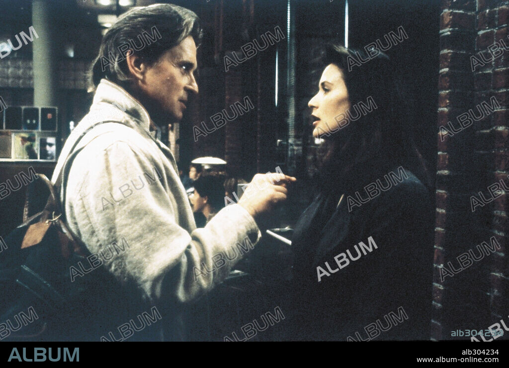 DEMI MOORE and MICHAEL DOUGLAS in DISCLOSURE, 1994, directed by BARRY LEVINSON. Copyright WARNER BROTHERS / HAMILL, BRIAN.