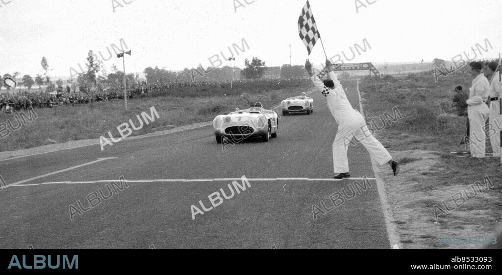 Göteborg 7 augusti 1956. Motortävlingar - Grand Prix på Råbelövsbanan i Kristianstad inför 80.000 åskådare - Juan Manuel Fangio , Mercedes-Benz vinner före Stirling Moss också Mercedes *** Local Caption *** GP - 9000 / plåtlådorna. KAMERAREPORTAGE.