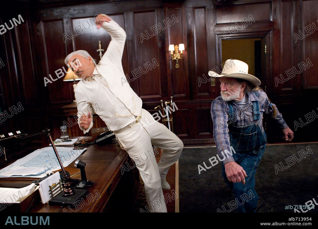 BURT REYNOLDS and WILLIE NELSON in THE DUKES OF HAZZARD (2005), directed by JAY CHANDRASEKHAR. Copyright WARNER BROS. / EMERSON, SAM.