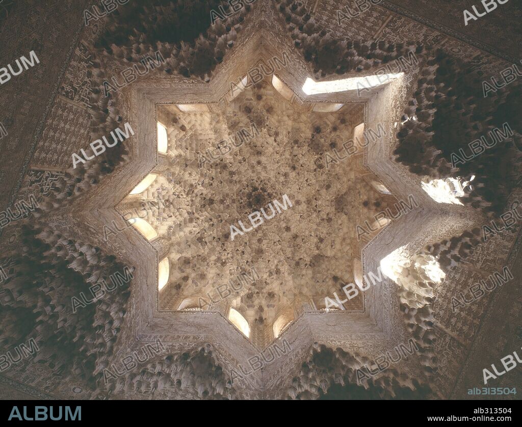 Techo en forma de estrella del Salón de los Abencerrajes. Alhambra. Granada. España.