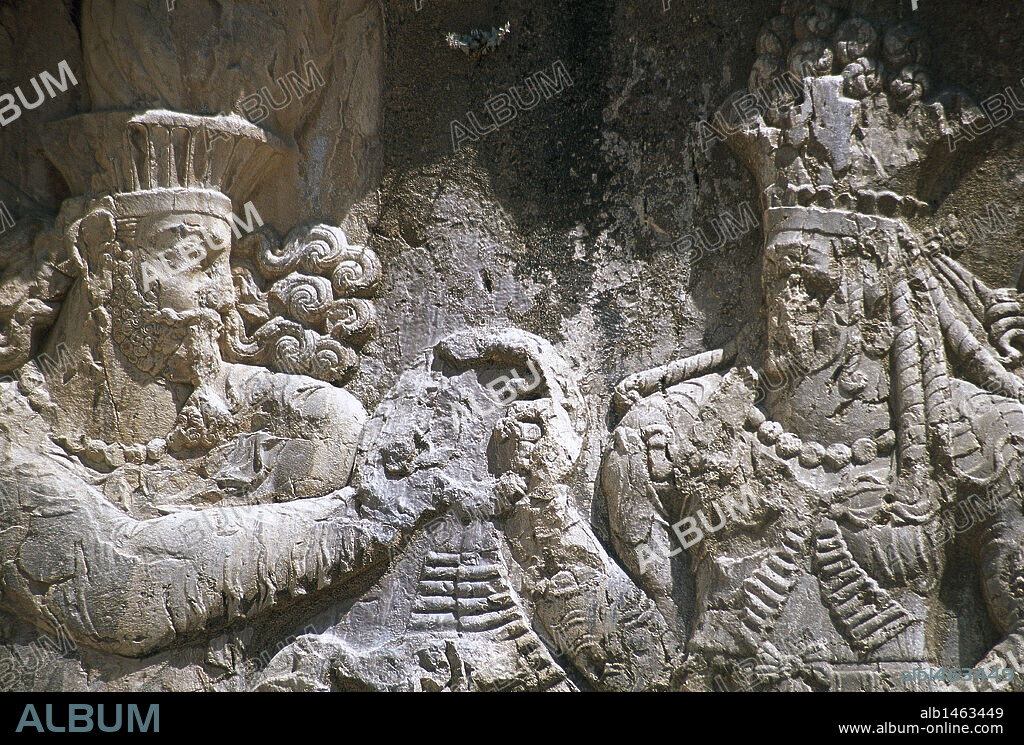 ARTE PERSA-PERIODO SASANIDA. S. III. IRAN. Bajorrelieve de la "INVESTIDURA DE NARSES (rey de Persia, 292-303) POR LA DIOSA ANAHITA". NAQS I RUSTAM. República Islámica de Irán.