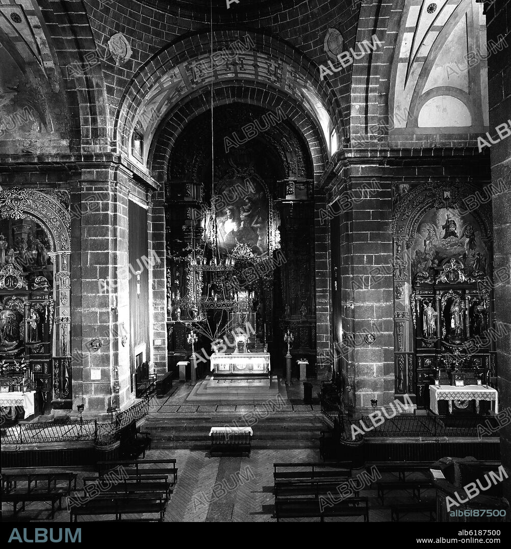 PEDRO SANCHEZ (1569-1633). INTERIOR  DE LA IGLESIA DE SAN MARTIN OBISPO REALIZADA EN EL SIGLO XVII CON PLANOS DE JUAN DE HERRERA - FOTOGRAFIA EN BLANCO Y NEGRO -.