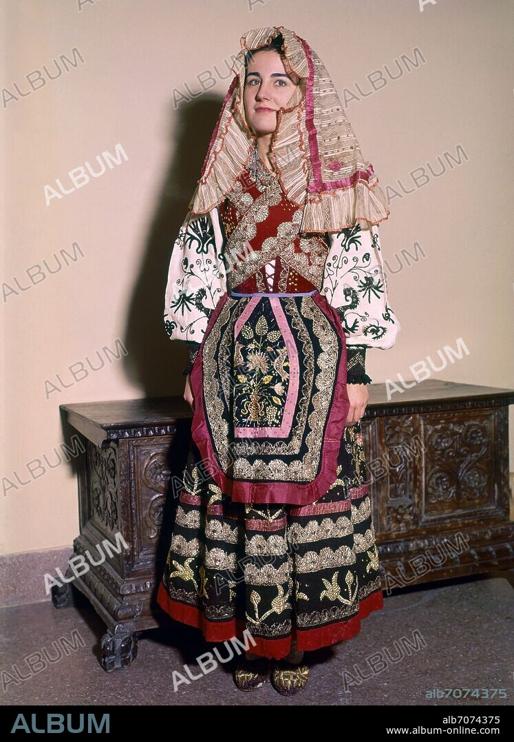 TRAJE REGIONAL MOZA DE RIVERA DE ERIA  (ZAMORA).