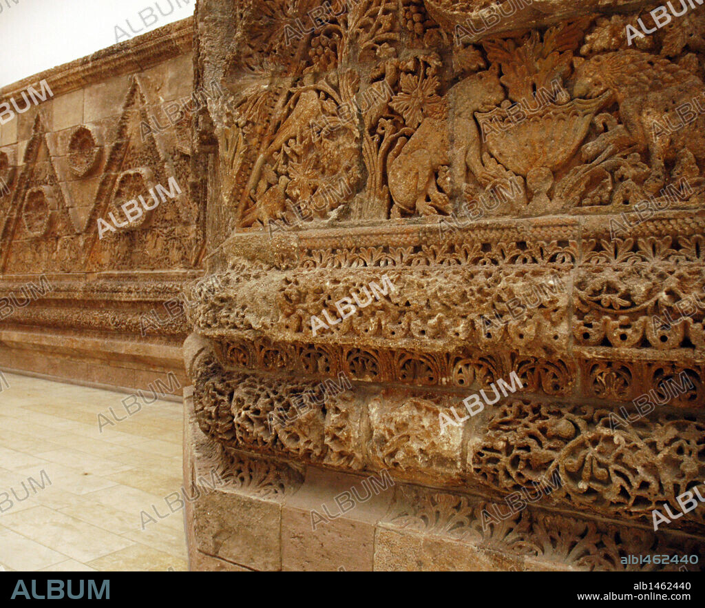 ARTE ISLAMICO. JORDANIA. PALACIO DE MSHATTA. Palacio omeya construído en el S. VIII en las cercanías de Amman. Detalle de la fachada, reconstruída en el Museo de Pérgamo. Berlín. Alemania.