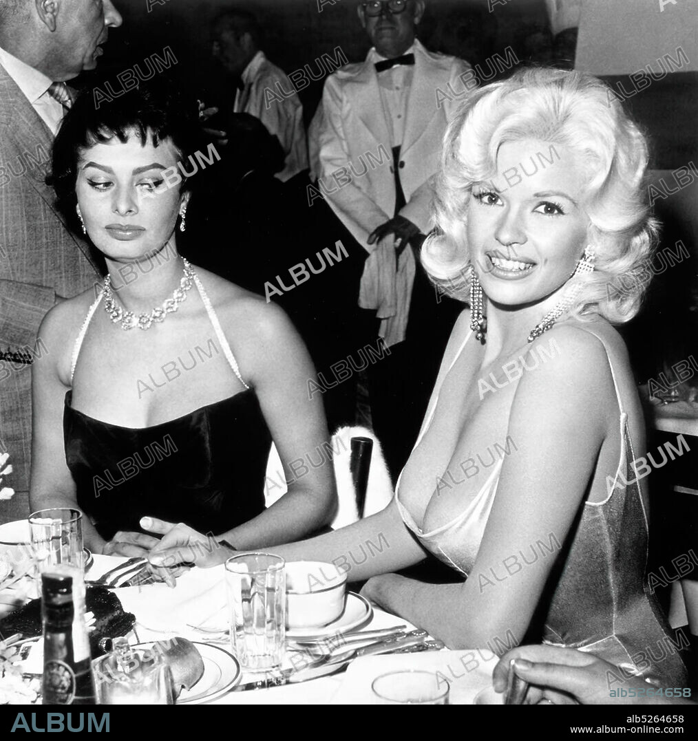 JAYNE MANSFIELD und SOPHIA LOREN. American actress and model Jayne Mansfield, known for her publicity stunts, attended a dinner at the exclusive Beverly Hills Romanoff's restaurant hosted by Paramount Pictures to officially welcome Italian actress Sophia Loren to Hollywood. A photograph of the two women, with Loren casting a sideways glance at Mansfield's cleavage, was distributed world-wide and became an international sensation.