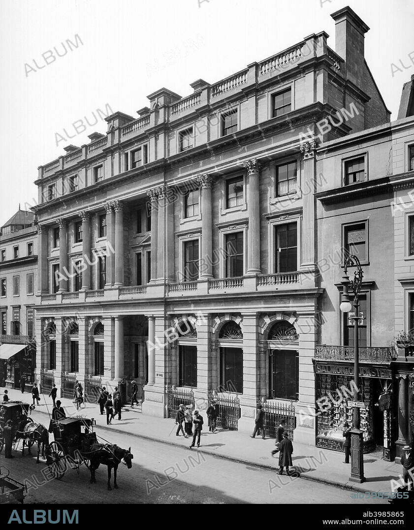 Coutts & Co, 440, The Strand, Westminster, London, 1904. A perspective view of the purpose-built offices of Coutts Bank at number 440 on The Strand with horse-drawn cabs waiting for fares in front of it. The offices were designed by J MacVicar Anderson in 1904.