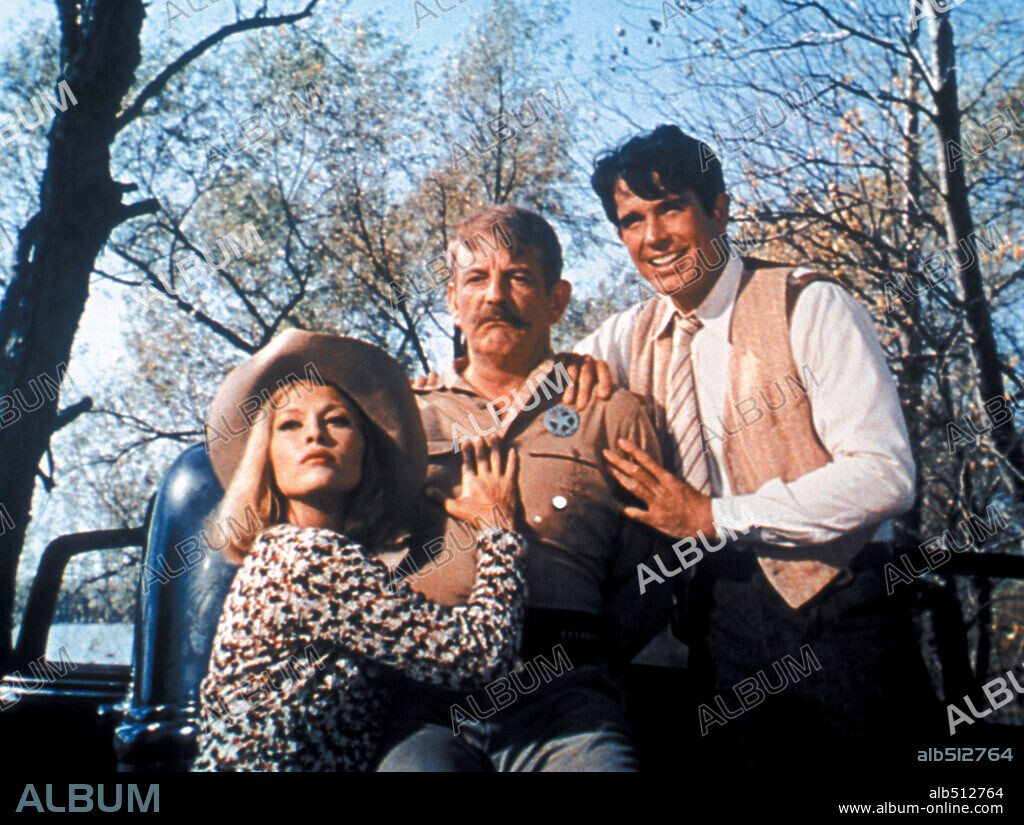 FAYE DUNAWAY, KEN MAYER and WARREN BEATTY in BONNIE AND CLYDE, 1967, directed by ARTHUR PENN. Copyright WARNER BROTHERS.