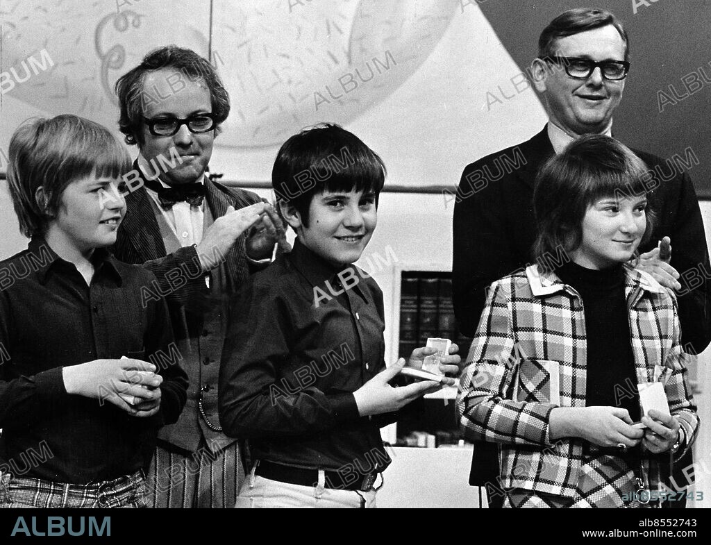 ARKIV 72-04-16. Vi i femman 1972. T v Carl-Uno Sjöblom och programledaren Berndt Friberg applåderar det vinnande Falulaget, fr v Johan Miller , Johan Tysk och Eva Lanner . Foto: Bengt Almquist / DN / TT / Kod: 1. ** SVD OUT **.