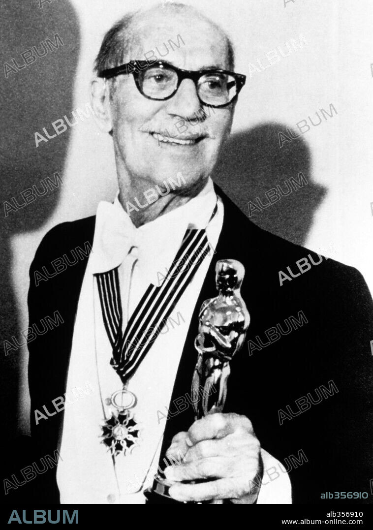 GROUCHO MARX. 46ª Edición de los Premios Oscar (1974). Groucho Marx premiado con el Oscar honorífico en reconocimiento a su brillante carrera. 1974