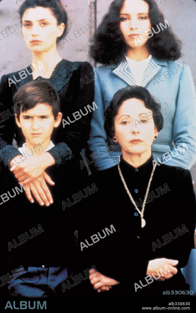 ANA BELEN, ANGELA MOLINA y ENCARNA PASO en DEMONIOS EN EL JARDIN, 1982, dirigida por MANUEL GUTIERREZ ARAGON. Copyright LUIS MEGINO P.C., S.A.