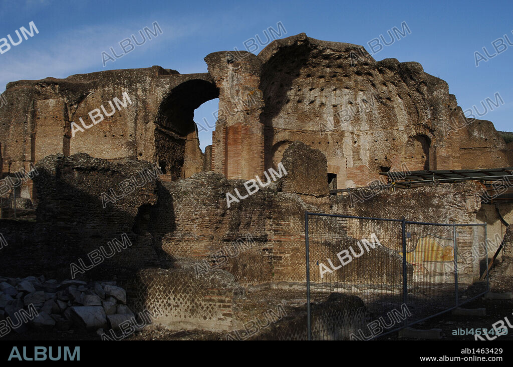 ARTE ROMANO. ITALIA. VILLA ADRIANA. Villa imperial construída en el siglo II por orden del emperador Adriano (76-138). Vista parcial del HELIOCAMINUS (complejo termal). Cercanías de Tívoli.