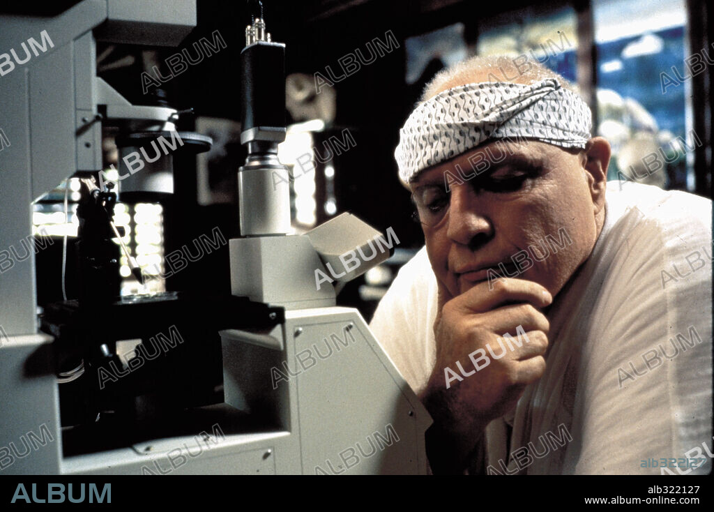 MARLON BRANDO in THE ISLAND OF DR MOREAU, 1996, directed by JOHN FRANKENHEIMER. Copyright NEW LINE CINEMA / SOREL, PETER.