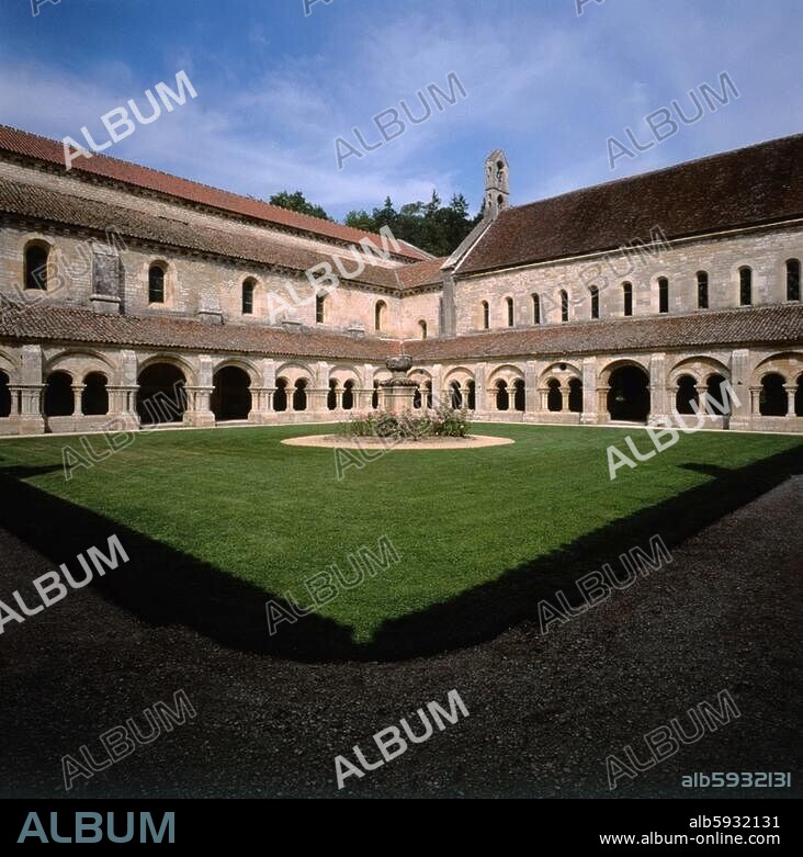 Fontenay, Kreuzgang (vollendet 1147) der ehemaligen Zisterzienserabtei (gegründet 1118 von Bernhard von Clairvaux). Jeweils zwei auf Doppelsäulen aufliegende Arkaden werden von einem großen Blendbogen überfangen. Links die Abteikirche Notre-Dame (erbaut 1139 - 1147). Chatillonais, bei Montbard (Frankreich, Burgund). Fontenay, Burgund, Frankreich.